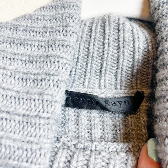 Jenni Kayne Cashmere Turtleneck Pullover Sweater
Heather Grey Size Small - Picture 6 of 9